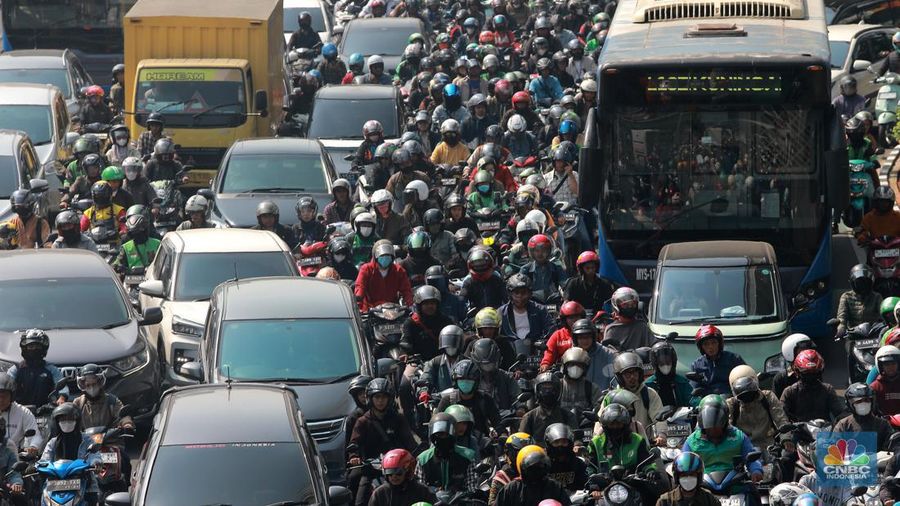 Sejumlah kendaraan pejabat yang di kawal voorijder melintas di kawasan tol Gatot Subroto, Jakarta, Rabu, (6/9). (CNBC Indonesia/Muhammad Sabki)
