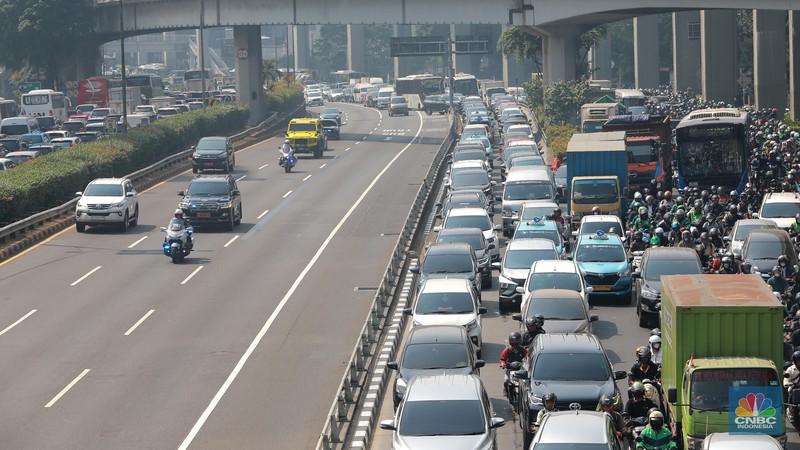 Sejumlah kendaraan pejabat yang di kawal voorijder melintas di kawasan tol Gatot Subroto, Jakarta, Rabu, (6/9). Sejumlah kendaraan pejabat yang di kawal voorijder melintas di kawasan tol Gatot Subroto, Jakarta, Rabu, (6/9). (CNBC Indonesia/Muhammad Sabki)