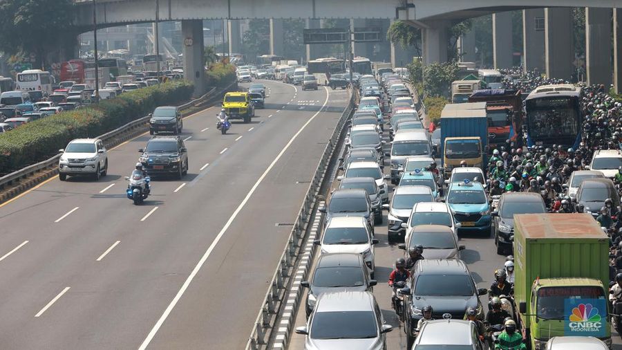 Sejumlah kendaraan pejabat yang di kawal voorijder melintas di kawasan tol Gatot Subroto, Jakarta, Rabu, (6/9). (CNBC Indonesia/Muhammad Sabki)