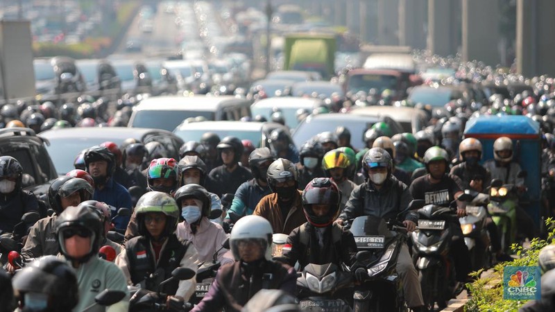 Sejumlah kendaraan pejabat yang di kawal voorijder melintas di kawasan tol Gatot Subroto, Jakarta, Rabu, (6/9). (CNBC Indonesia/Muhammad Sabki)