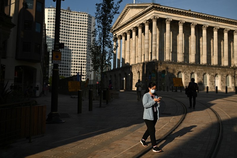 Seorang pejalan kaki melintasi jalan kosong di Birmingham, Inggris tengah pada 14 September 2020. Seorang pejalan kaki melintasi jalan kosong di Birmingham, Inggris tengah pada 14 September 2020. (Photo by Oli SCARFF / AFP/File Foto)