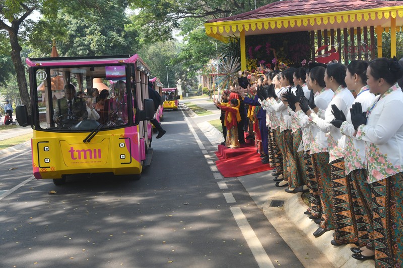 Spouse Program of The 43rd ASEAN Summit Spouses of ASEAN and Asia Pacific Leaders ride on Angling electric vehicle during Spouse Program of the 43rd ASEAN Summit 2023 at the Taman Mini Indonesia Indah, Jakarta, Wednesday (6/9/2023). Media Center of The ASEAN Summit 2023/Dhoni Setiawan/aww/mifta.
*** Local Caption *** Sejumlah istri pimpinan negara ASEAN dan Asia Pasifik menaiki kendaraan listrik Angling saat Spouse Program KTT ke-43 ASEAN 2023 di Taman Mini Indonesia Indah, Jakarta, Rabu (6/9/2023). Media Center KTT ASEAN 2023/Dhoni Setiawan/aww.