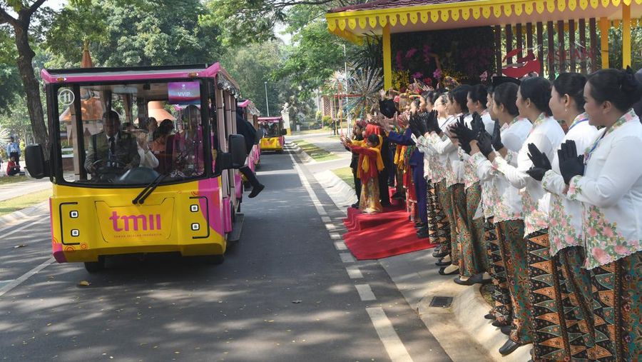 Spouses of ASEAN and Asia Pacific Leaders ride on Angling electric vehicle during Spouse Program of the 43rd ASEAN Summit 2023 at the Taman Mini Indonesia Indah, Jakarta, Wednesday (6/9/2023). Media Center of The ASEAN Summit 2023/Dhoni Setiawan/aww/mifta.
 *** Local Caption *** Sejumlah istri pimpinan negara ASEAN dan Asia Pasifik menaiki kendaraan listrik Angling saat Spouse Program KTT ke-43 ASEAN 2023 di Taman Mini Indonesia Indah, Jakarta, Rabu (6/9/2023). Media Center KTT ASEAN 2023/Dhoni Setiawan/aww.