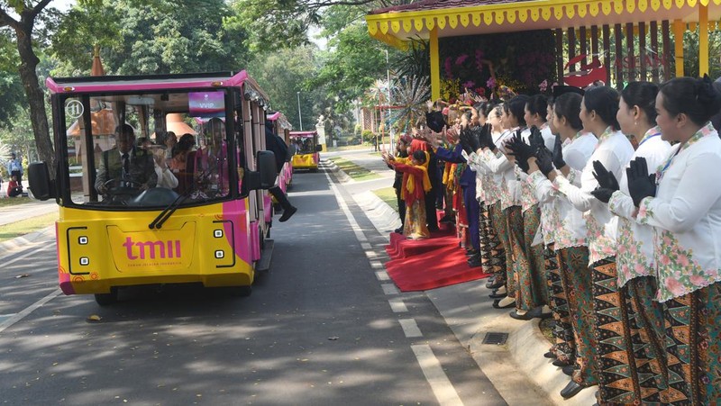 Spouses of ASEAN and Asia Pacific Leaders ride on Angling electric vehicle during Spouse Program of the 43rd ASEAN Summit 2023 at the Taman Mini Indonesia Indah, Jakarta, Wednesday (6/9/2023). Media Center of The ASEAN Summit 2023/Dhoni Setiawan/aww/mifta.
 *** Local Caption *** Sejumlah istri pimpinan negara ASEAN dan Asia Pasifik menaiki kendaraan listrik Angling saat Spouse Program KTT ke-43 ASEAN 2023 di Taman Mini Indonesia Indah, Jakarta, Rabu (6/9/2023). Media Center KTT ASEAN 2023/Dhoni Setiawan/aww.
