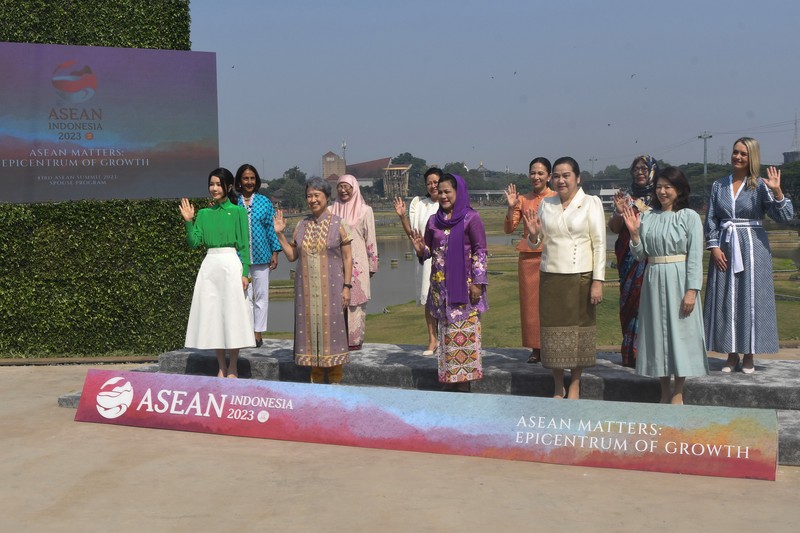 Spouse Program of The 43rd ASEAN Summit Spouses of ASEAN and Asia Pacific Leaders ride on Angling electric vehicle during Spouse Program of the 43rd ASEAN Summit 2023 at the Taman Mini Indonesia Indah, Jakarta, Wednesday (6/9/2023). Media Center of The ASEAN Summit 2023/Dhoni Setiawan/aww/mifta.
*** Local Caption *** Sejumlah istri pimpinan negara ASEAN dan Asia Pasifik menaiki kendaraan listrik Angling saat Spouse Program KTT ke-43 ASEAN 2023 di Taman Mini Indonesia Indah, Jakarta, Rabu (6/9/2023). Media Center KTT ASEAN 2023/Dhoni Setiawan/aww.