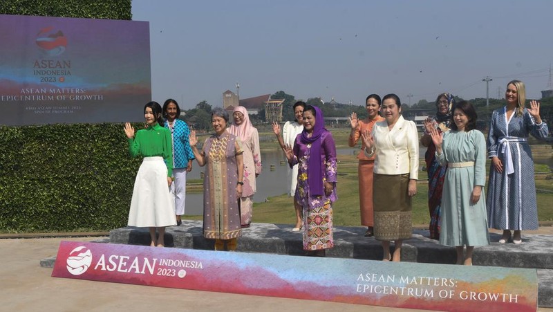 Spouses of ASEAN and Asia Pacific Leaders ride on Angling electric vehicle during Spouse Program of the 43rd ASEAN Summit 2023 at the Taman Mini Indonesia Indah, Jakarta, Wednesday (6/9/2023). Media Center of The ASEAN Summit 2023/Dhoni Setiawan/aww/mifta.
 *** Local Caption *** Sejumlah istri pimpinan negara ASEAN dan Asia Pasifik menaiki kendaraan listrik Angling saat Spouse Program KTT ke-43 ASEAN 2023 di Taman Mini Indonesia Indah, Jakarta, Rabu (6/9/2023). Media Center KTT ASEAN 2023/Dhoni Setiawan/aww.