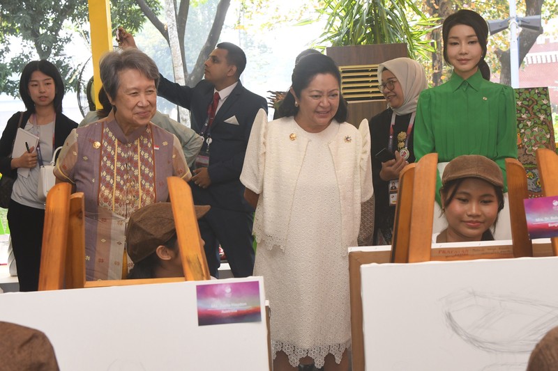 Spouse Program of The 43rd ASEAN Summit Spouses of ASEAN and Asia Pacific Leaders ride on Angling electric vehicle during Spouse Program of the 43rd ASEAN Summit 2023 at the Taman Mini Indonesia Indah, Jakarta, Wednesday (6/9/2023). Media Center of The ASEAN Summit 2023/Dhoni Setiawan/aww/mifta.
*** Local Caption *** Sejumlah istri pimpinan negara ASEAN dan Asia Pasifik menaiki kendaraan listrik Angling saat Spouse Program KTT ke-43 ASEAN 2023 di Taman Mini Indonesia Indah, Jakarta, Rabu (6/9/2023). Media Center KTT ASEAN 2023/Dhoni Setiawan/aww.