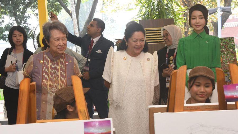 Spouses of ASEAN and Asia Pacific Leaders ride on Angling electric vehicle during Spouse Program of the 43rd ASEAN Summit 2023 at the Taman Mini Indonesia Indah, Jakarta, Wednesday (6/9/2023). Media Center of The ASEAN Summit 2023/Dhoni Setiawan/aww/mifta.
 *** Local Caption *** Sejumlah istri pimpinan negara ASEAN dan Asia Pasifik menaiki kendaraan listrik Angling saat Spouse Program KTT ke-43 ASEAN 2023 di Taman Mini Indonesia Indah, Jakarta, Rabu (6/9/2023). Media Center KTT ASEAN 2023/Dhoni Setiawan/aww.