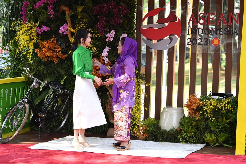 Spouse Program of The 43rd ASEAN Summit Spouses of ASEAN and Asia Pacific Leaders ride on Angling electric vehicle during Spouse Program of the 43rd ASEAN Summit 2023 at the Taman Mini Indonesia Indah, Jakarta, Wednesday (6/9/2023). Media Center of The ASEAN Summit 2023/Dhoni Setiawan/aww/mifta.
*** Local Caption *** Sejumlah istri pimpinan negara ASEAN dan Asia Pasifik menaiki kendaraan listrik Angling saat Spouse Program KTT ke-43 ASEAN 2023 di Taman Mini Indonesia Indah, Jakarta, Rabu (6/9/2023). Media Center KTT ASEAN 2023/Dhoni Setiawan/aww.