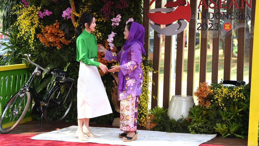 Spouses of ASEAN and Asia Pacific Leaders ride on Angling electric vehicle during Spouse Program of the 43rd ASEAN Summit 2023 at the Taman Mini Indonesia Indah, Jakarta, Wednesday (6/9/2023). Media Center of The ASEAN Summit 2023/Dhoni Setiawan/aww/mifta.
 *** Local Caption *** Sejumlah istri pimpinan negara ASEAN dan Asia Pasifik menaiki kendaraan listrik Angling saat Spouse Program KTT ke-43 ASEAN 2023 di Taman Mini Indonesia Indah, Jakarta, Rabu (6/9/2023). Media Center KTT ASEAN 2023/Dhoni Setiawan/aww.