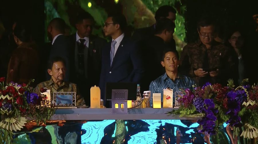 Sultan Brunei Darussalam Hassanal Bolkiah bersama Pangeran Abdul Mateen saat mengikuti acara Gala dinner atau jamuan makan malam dalam serangkaian acara Konferensi Tingkat Tinggi (KTT) ASEAN pada Rabu malam (6/9/2023) di Hutan Kota by Plataran, Jakarta. (Tangkapan Layar youtube Kemkominfo TV)