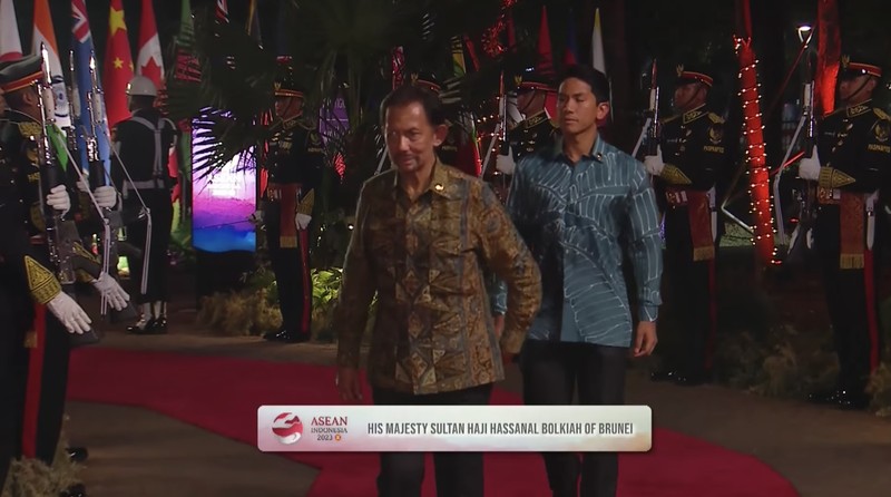 Presiden Joko Widodo didampingi Iriana Joko Widodo tiba di Hutan Kota by Plataran untuk mengikuti acara Gala dinner atau jamuan makan malam dalam serangkaian acara Konferensi Tingkat Tinggi (KTT) ASEAN pada Rabu malam (6/9/2023). (Tangkapan Layar youtube Kemkominfo TV)