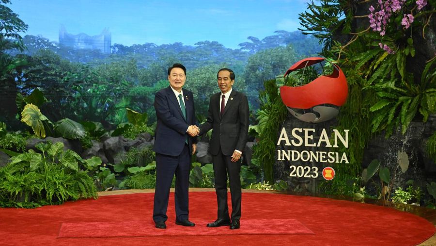President Joko Widodo (right) welcomes the arrival of the President of South Korea Yoon Suk Yeol, before the 24th ASEAN-Republic of Korea (ROK) Summit at the Jakarta Convention Center, Jakarta, Wednesday (6/9/2023). Media Center of the ASEAN Summit 2023//Dwi Prasetya/foc/Int.

 *** Local Caption *** Presiden Joko Widodo (kanan) menyambut kedatangan Presiden Republik Korea Selatan Yoon Suk Yeol, sebelum ASEAN-Republic of Korea (ROK) Summit ke-24 di Jakarta, Rabu (6/9/2023). Media Center KTT ASEAN 2023/Dwi Prasetya/foc.