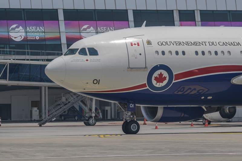 The plane carrying Sultan Brunei Darussalam Hassanal Bolkiah arrived at the VVIP Gate of Soekarno Hatta Airport, Banten, Monday (4/9/2023). Media Center of The ASEAN Summit 2023/Raisan Al Farisi/aww/mifta. *** Local Caption *** Pesawat yang membawa Sultan Brunei Darussalam Hassanal Bolkiah tiba di Terminal VVIP Bandara Soekarno Hatta, Banten, Senin (4/9/2023). Media Center KTT ASEAN 2023/Raisan Al Farisi/aww.