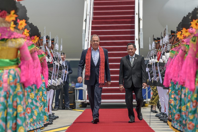 The Arrival of FM Russia Sergey Lavrov in Indonesia The aircraft carrying the Minister of Foreign Affairs Russia Sergey Lavrov arrives at the VVIP Gate Soekarno Hatta Airport, Banten, Wednesday (6/9/2023). Media Center of The ASEAN Summit 2023/Raisan Al Farisi/aww/mifta.
*** Local Caption *** Pesawat yang membawa Menteri Luar Negeri Rusia Sergey Lavrov tiba di Terminal VVIP Bandara Soekarno Hatta, Banten, Rabu (6/9/2023). Media Center KTT ASEAN 2023/Raisan Al Farisi/aww.