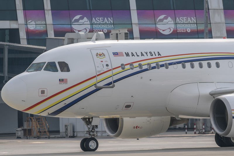 The Arrival of Sultan Brunei Darussalam Hassanal Bolkiah The plane carrying Sultan Brunei Darussalam Hassanal Bolkiah arrived at the VVIP Gate of Soekarno Hatta Airport, Banten, Monday (4/9/2023). Media Center of The ASEAN Summit 2023/Raisan Al Farisi/aww/mifta. *** Local Caption *** Pesawat yang membawa Sultan Brunei Darussalam Hassanal Bolkiah tiba di Terminal VVIP Bandara Soekarno Hatta, Banten, Senin (4/9/2023). Media Center KTT ASEAN 2023/Raisan Al Farisi/aww.