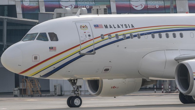 The plane carrying Sultan Brunei Darussalam Hassanal Bolkiah arrived at the VVIP Gate of Soekarno Hatta Airport, Banten, Monday (4/9/2023). Media Center of The ASEAN Summit 2023/Raisan Al Farisi/aww/mifta. *** Local Caption *** Pesawat yang membawa Sultan Brunei Darussalam Hassanal Bolkiah tiba di Terminal VVIP Bandara Soekarno Hatta, Banten, Senin (4/9/2023). Media Center KTT ASEAN 2023/Raisan Al Farisi/aww.