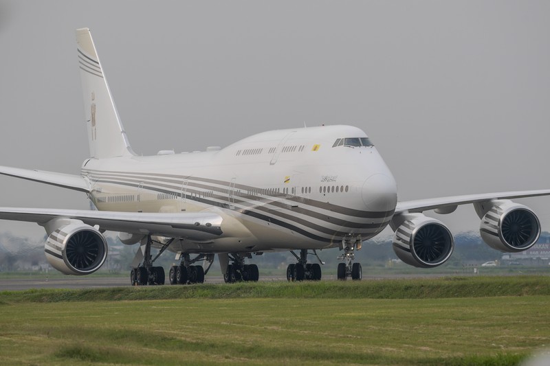 The plane carrying Sultan Brunei Darussalam Hassanal Bolkiah arrived at the VVIP Gate of Soekarno Hatta Airport, Banten, Monday (4/9/2023). Media Center of The ASEAN Summit 2023/Raisan Al Farisi/aww/mifta. *** Local Caption *** Pesawat yang membawa Sultan Brunei Darussalam Hassanal Bolkiah tiba di Terminal VVIP Bandara Soekarno Hatta, Banten, Senin (4/9/2023). Media Center KTT ASEAN 2023/Raisan Al Farisi/aww.