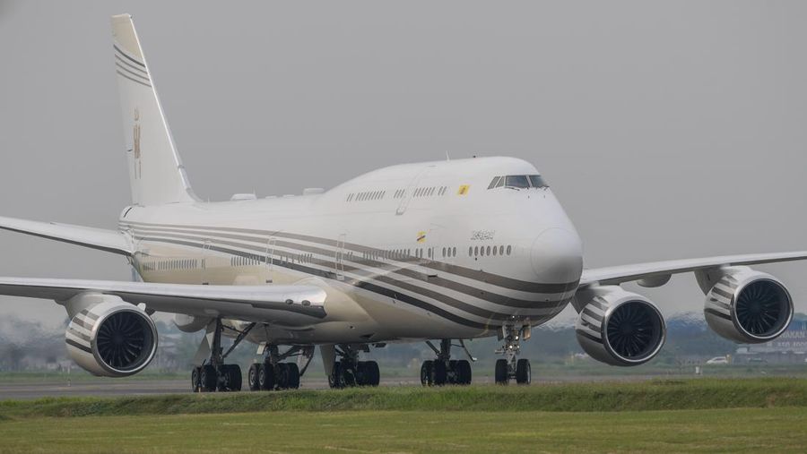 The plane carrying Sultan Brunei Darussalam Hassanal Bolkiah arrived at the VVIP Gate of Soekarno Hatta Airport, Banten, Monday (4/9/2023). Media Center of The ASEAN Summit 2023/Raisan Al Farisi/aww/mifta. *** Local Caption *** Pesawat yang membawa Sultan Brunei Darussalam Hassanal Bolkiah tiba di Terminal VVIP Bandara Soekarno Hatta, Banten, Senin (4/9/2023). Media Center KTT ASEAN 2023/Raisan Al Farisi/aww.