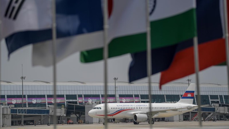 The plane carrying Sultan Brunei Darussalam Hassanal Bolkiah arrived at the VVIP Gate of Soekarno Hatta Airport, Banten, Monday (4/9/2023). Media Center of The ASEAN Summit 2023/Raisan Al Farisi/aww/mifta. *** Local Caption *** Pesawat yang membawa Sultan Brunei Darussalam Hassanal Bolkiah tiba di Terminal VVIP Bandara Soekarno Hatta, Banten, Senin (4/9/2023). Media Center KTT ASEAN 2023/Raisan Al Farisi/aww.