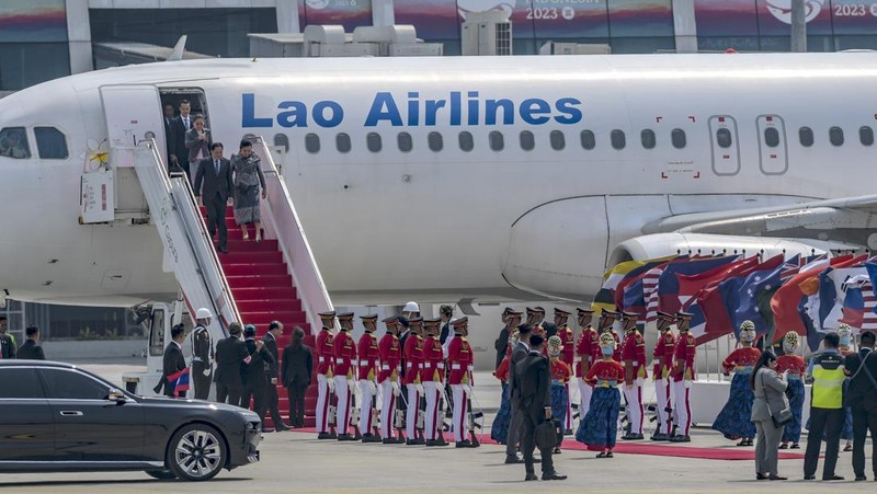 The plane carrying Sultan Brunei Darussalam Hassanal Bolkiah arrived at the VVIP Gate of Soekarno Hatta Airport, Banten, Monday (4/9/2023). Media Center of The ASEAN Summit 2023/Raisan Al Farisi/aww/mifta. *** Local Caption *** Pesawat yang membawa Sultan Brunei Darussalam Hassanal Bolkiah tiba di Terminal VVIP Bandara Soekarno Hatta, Banten, Senin (4/9/2023). Media Center KTT ASEAN 2023/Raisan Al Farisi/aww.
