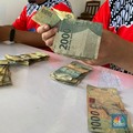 Tim Ekspedisi Rupiah Berdaulat BI Layani Penukaran Uang Baru untuk Warga Desa Adaut, Kecamatan Selaru dan Kabupaten Kepulauan Tanimbar. (CNBC Indonesia/Maikel Jefriando)