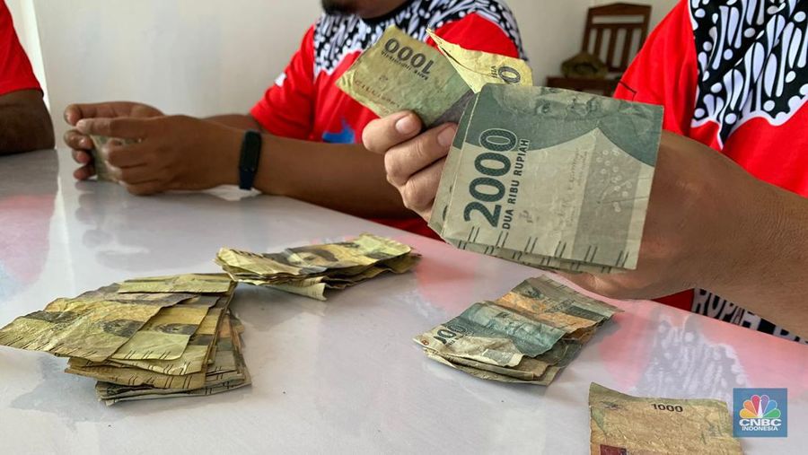 Tim Ekspedisi Rupiah Berdaulat BI Layani Penukaran Uang Baru untuk Warga Desa Adaut, Kecamatan Selaru dan Kabupaten Kepulauan Tanimbar. (CNBC Indonesia/Maikel Jefriando)