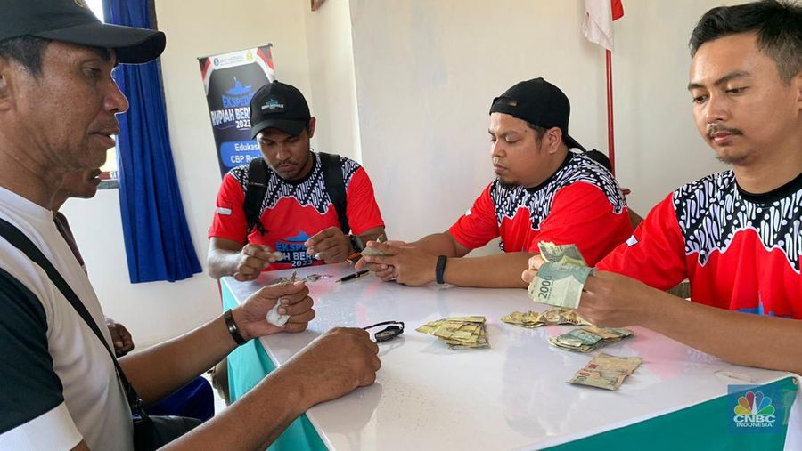 Tim Ekspedisi Rupiah Berdaulat BI Layani Penukaran Uang Baru untuk Warga Desa Adaut, Kecamatan Selaru dan Kabupaten Kepulauan Tanimbar. (CNBC Indonesia/Maikel Jefriando)