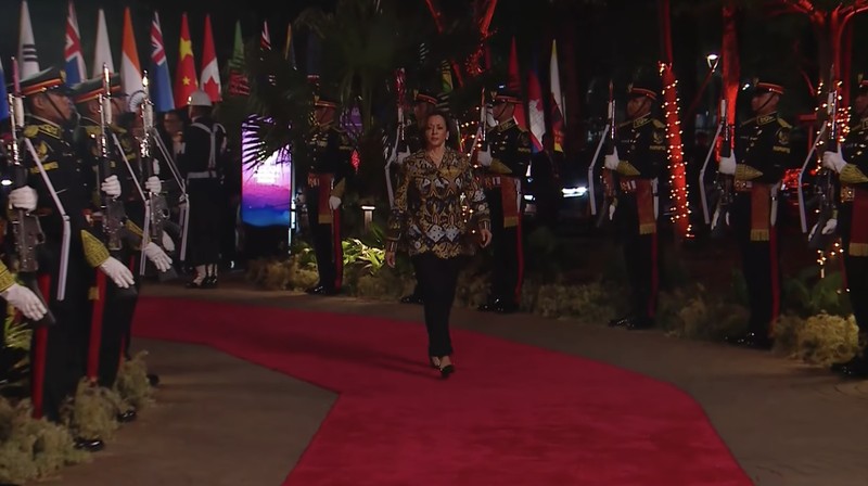 Presiden Joko Widodo didampingi Iriana Joko Widodo tiba di Hutan Kota by Plataran untuk mengikuti acara Gala dinner atau jamuan makan malam dalam serangkaian acara Konferensi Tingkat Tinggi (KTT) ASEAN pada Rabu malam (6/9/2023). (Tangkapan Layar youtube Kemkominfo TV)