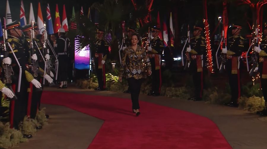 Presiden Joko Widodo didampingi Iriana Joko Widodo tiba di Hutan Kota by Plataran untuk mengikuti acara Gala dinner atau jamuan makan malam dalam serangkaian acara Konferensi Tingkat Tinggi (KTT) ASEAN pada Rabu malam (6/9/2023). (Tangkapan Layar youtube Kemkominfo TV)