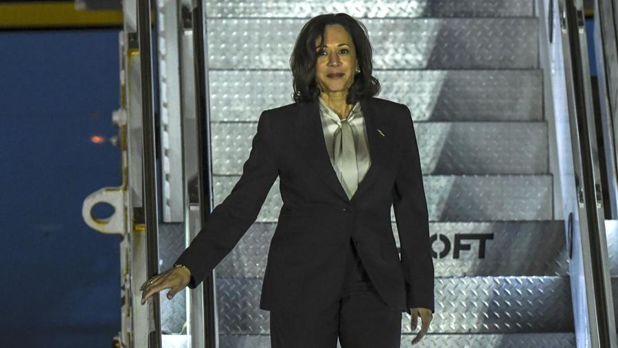 Wakil Presiden Amerika Serikat Kamala Harris berada di dalam kendaraan setibanya di Bandara Soekarno-Hatta, Tangerang, Banten, Selasa (5/9/2023). Media Center KTT ASEAN 2023/Muhammad Adimaja/pras.