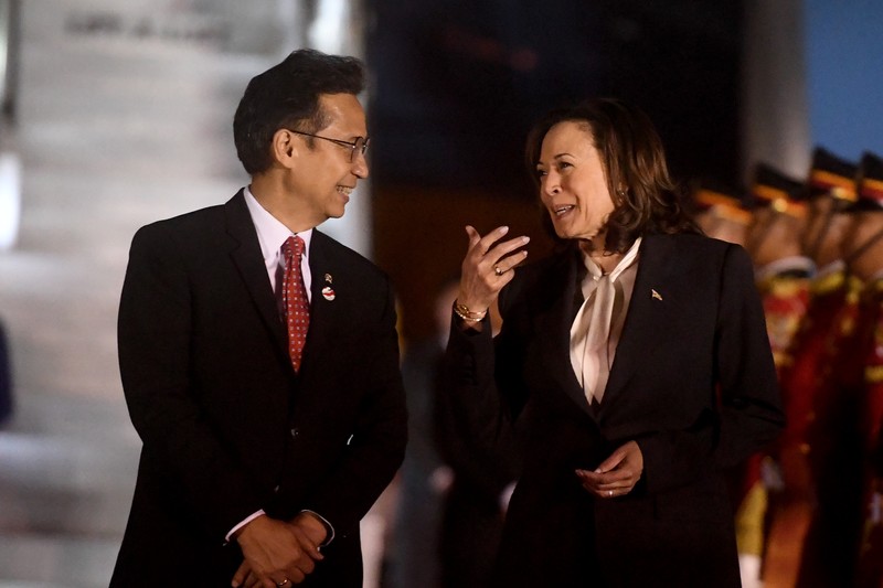 Wakil Presiden Amerika Serikat tiba di Indonesia Wakil Presiden Amerika Serikat Kamala Harris berada di dalam kendaraan setibanya di Bandara Soekarno-Hatta, Tangerang, Banten, Selasa (5/9/2023). Media Center KTT ASEAN 2023/Muhammad Adimaja/pras.