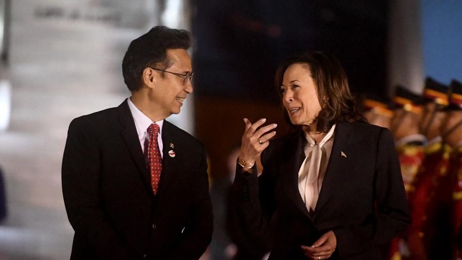 Wakil Presiden Amerika Serikat Kamala Harris berada di dalam kendaraan setibanya di Bandara Soekarno-Hatta, Tangerang, Banten, Selasa (5/9/2023). Media Center KTT ASEAN 2023/Muhammad Adimaja/pras.