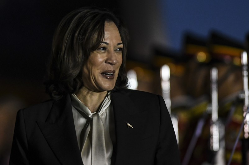 Wakil Presiden Amerika Serikat tiba di Indonesia Wakil Presiden Amerika Serikat Kamala Harris berada di dalam kendaraan setibanya di Bandara Soekarno-Hatta, Tangerang, Banten, Selasa (5/9/2023). Media Center KTT ASEAN 2023/Muhammad Adimaja/pras.