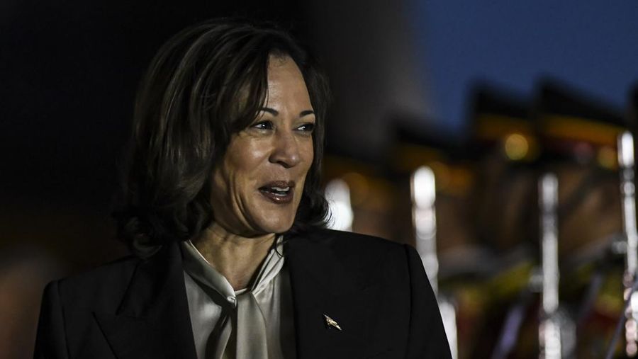 Wakil Presiden Amerika Serikat Kamala Harris berada di dalam kendaraan setibanya di Bandara Soekarno-Hatta, Tangerang, Banten, Selasa (5/9/2023). Media Center KTT ASEAN 2023/Muhammad Adimaja/pras.