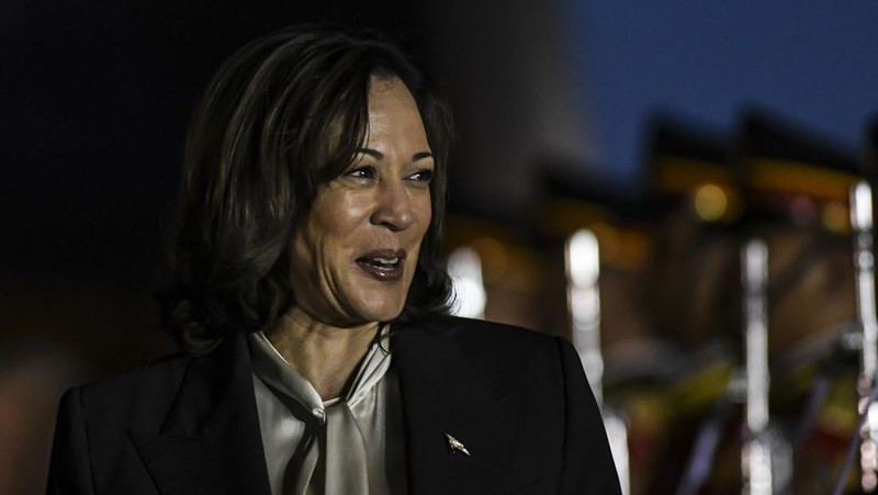 Wakil Presiden Amerika Serikat Kamala Harris berada di dalam kendaraan setibanya di Bandara Soekarno-Hatta, Tangerang, Banten, Selasa (5/9/2023). Media Center KTT ASEAN 2023/Muhammad Adimaja/pras.
