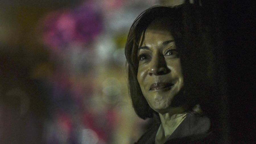 Wakil Presiden Amerika Serikat Kamala Harris berada di dalam kendaraan setibanya di Bandara Soekarno-Hatta, Tangerang, Banten, Selasa (5/9/2023). Media Center KTT ASEAN 2023/Muhammad Adimaja/pras.