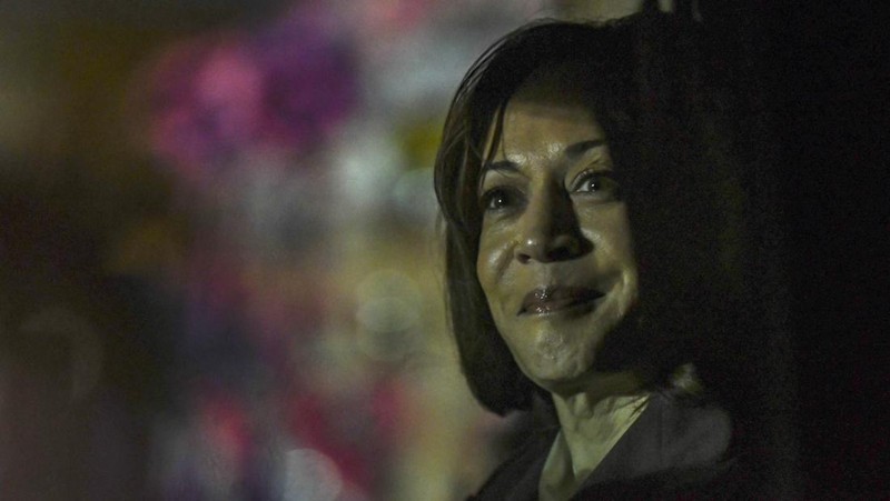 Wakil Presiden Amerika Serikat Kamala Harris berada di dalam kendaraan setibanya di Bandara Soekarno-Hatta, Tangerang, Banten, Selasa (5/9/2023). Media Center KTT ASEAN 2023/Muhammad Adimaja/pras.