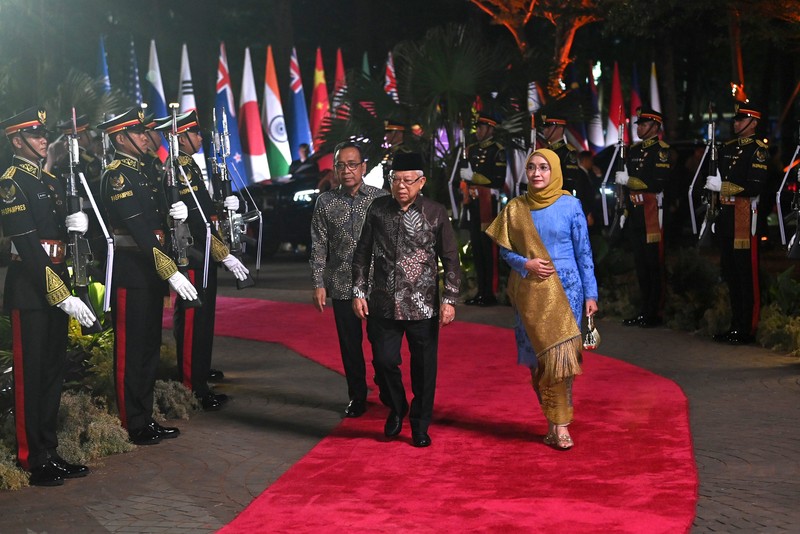 Presiden RI Joko Widodo dan Ibu Negara Iriana Joko Widodo disambut Menhub Budi Karya Sumadi dan Menkes Budi Gunadi Sadikin saat tiba di lokasi Gala Dinner KTT ke-43 ASEAN di Hutan Kota Plataran, Kompleks GBK Jakarta, Rabu (6/9/2023). (Dok: Media Center KTT Asean) Presiden RI Joko Widodo dan Ibu Negara Iriana Joko Widodo disambut Menhub Budi Karya Sumadi dan Menkes Budi Gunadi Sadikin saat tiba di lokasi Gala Dinner KTT ke-43 ASEAN di Hutan Kota Plataran, Kompleks GBK Jakarta, Rabu (6/9/2023). (Dok: Media Center KTT Asean)