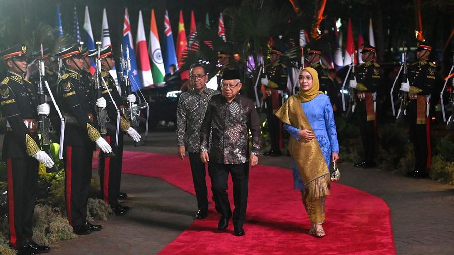 Presiden RI Joko Widodo dan Ibu Negara Iriana Joko Widodo disambut Menhub Budi Karya Sumadi dan Menkes Budi Gunadi Sadikin saat tiba di lokasi Gala Dinner KTT ke-43 ASEAN di Hutan Kota Plataran, Kompleks GBK Jakarta, Rabu (6/9/2023). (Dok: Media Center KTT Asean)