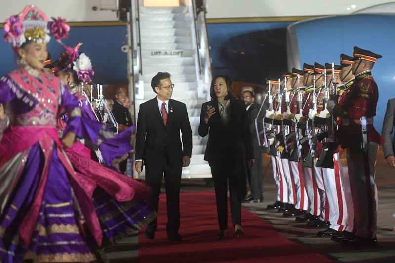 Wakil Presiden Amerika Serikat tiba di Indonesia Wakil Presiden Amerika Serikat Kamala Harris berada di dalam kendaraan setibanya di Bandara Soekarno-Hatta, Tangerang, Banten, Selasa (5/9/2023). Media Center KTT ASEAN 2023/Muhammad Adimaja/pras.