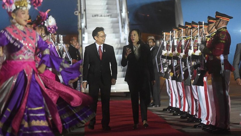 Wakil Presiden Amerika Serikat Kamala Harris berada di dalam kendaraan setibanya di Bandara Soekarno-Hatta, Tangerang, Banten, Selasa (5/9/2023). Media Center KTT ASEAN 2023/Muhammad Adimaja/pras.