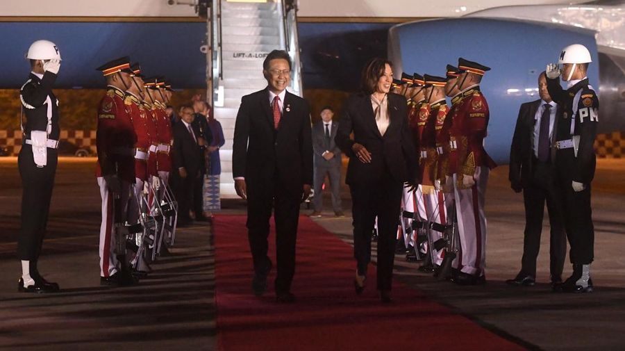 Wakil Presiden Amerika Serikat Kamala Harris berada di dalam kendaraan setibanya di Bandara Soekarno-Hatta, Tangerang, Banten, Selasa (5/9/2023). Media Center KTT ASEAN 2023/Muhammad Adimaja/pras.