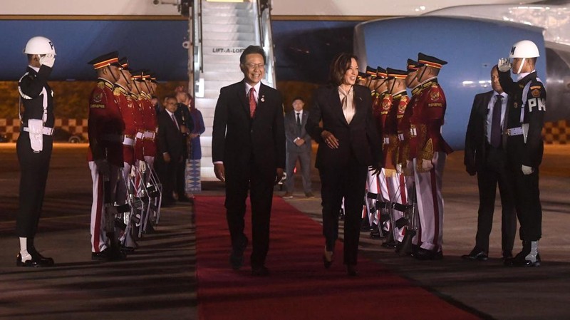 Wakil Presiden Amerika Serikat Kamala Harris berada di dalam kendaraan setibanya di Bandara Soekarno-Hatta, Tangerang, Banten, Selasa (5/9/2023). Media Center KTT ASEAN 2023/Muhammad Adimaja/pras.