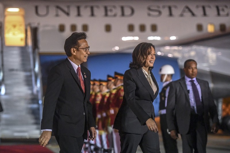 Wakil Presiden Amerika Serikat tiba di Indonesia Wakil Presiden Amerika Serikat Kamala Harris berada di dalam kendaraan setibanya di Bandara Soekarno-Hatta, Tangerang, Banten, Selasa (5/9/2023). Media Center KTT ASEAN 2023/Muhammad Adimaja/pras.