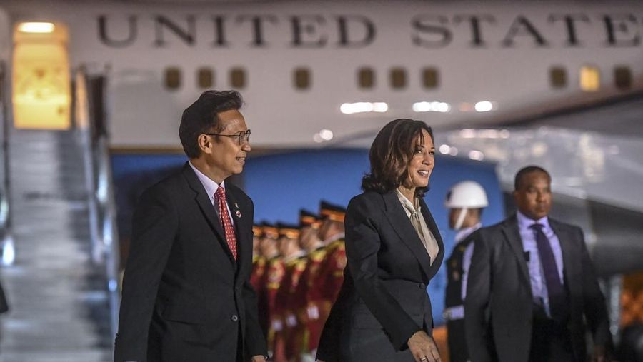 Wakil Presiden Amerika Serikat Kamala Harris berada di dalam kendaraan setibanya di Bandara Soekarno-Hatta, Tangerang, Banten, Selasa (5/9/2023). Media Center KTT ASEAN 2023/Muhammad Adimaja/pras.