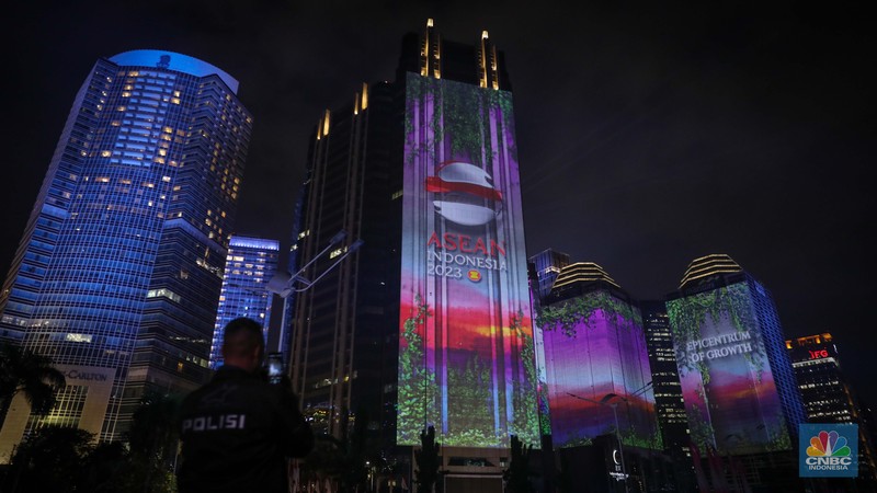 Warga menyaksikan penampilan video mapping dengan tema KTT ASEAN 2023 di Jalan Jendral Sudirman, Jakarta, Rabu (6/9/2023). Warga menyaksikan penampilan video mapping dengan tema KTT ASEAN 2023 di Jalan Jendral Sudirman, Jakarta, Rabu (6/9/2023). (CNBC Indonesia/Faisal Rahman)