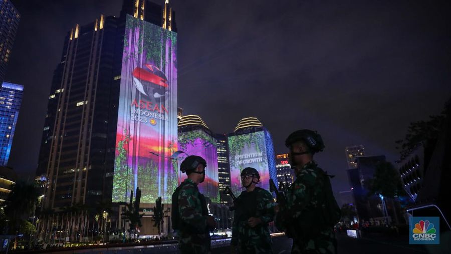 Warga menyaksikan penampilan video mapping dengan tema KTT ASEAN 2023 di Jalan Jendral Sudirman, Jakarta, Rabu (6/9/2023). (²©²ÊÍøÕ¾/Faisal Rahman)