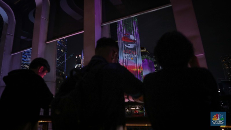 Warga menyaksikan penampilan video mapping dengan tema KTT ASEAN 2023 di Jalan Jendral Sudirman, Jakarta, Rabu (6/9/2023). Warga menyaksikan penampilan video mapping dengan tema KTT ASEAN 2023 di Jalan Jendral Sudirman, Jakarta, Rabu (6/9/2023). (CNBC Indonesia/Faisal Rahman)