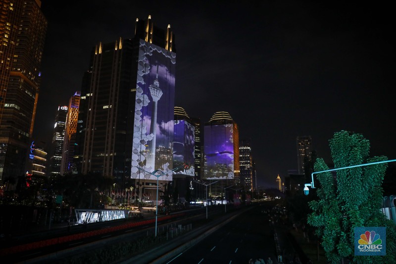 Warga menyaksikan penampilan video mapping dengan tema KTT ASEAN 2023 di Jalan Jendral Sudirman, Jakarta, Rabu (6/9/2023). Warga menyaksikan penampilan video mapping dengan tema KTT ASEAN 2023 di Jalan Jendral Sudirman, Jakarta, Rabu (6/9/2023). (CNBC Indonesia/Faisal Rahman)